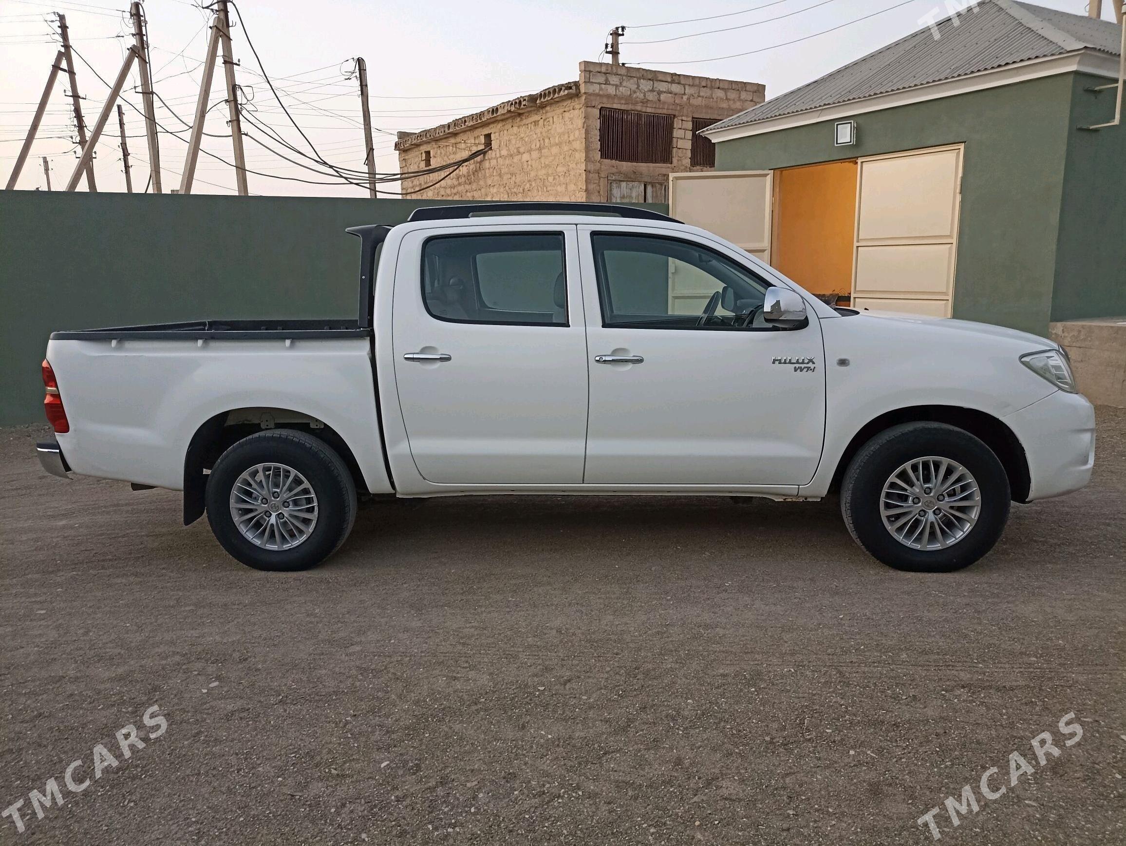 Toyota Hilux 2010 - 300 000 TMT - Гумдаг - img 4