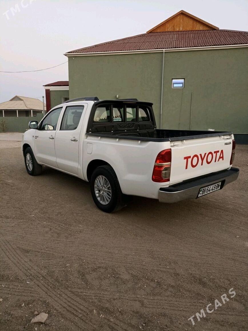 Toyota Hilux 2010 - 300 000 TMT - Гумдаг - img 5