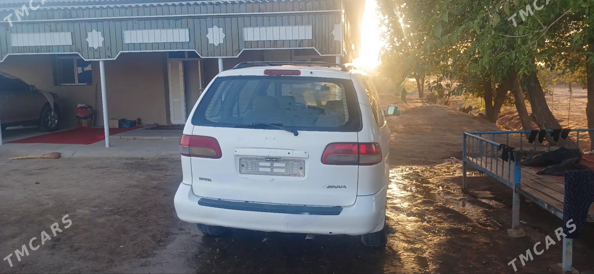 Toyota Sienna 2001 - 130 000 TMT - етр. Туркменбаши - img 1