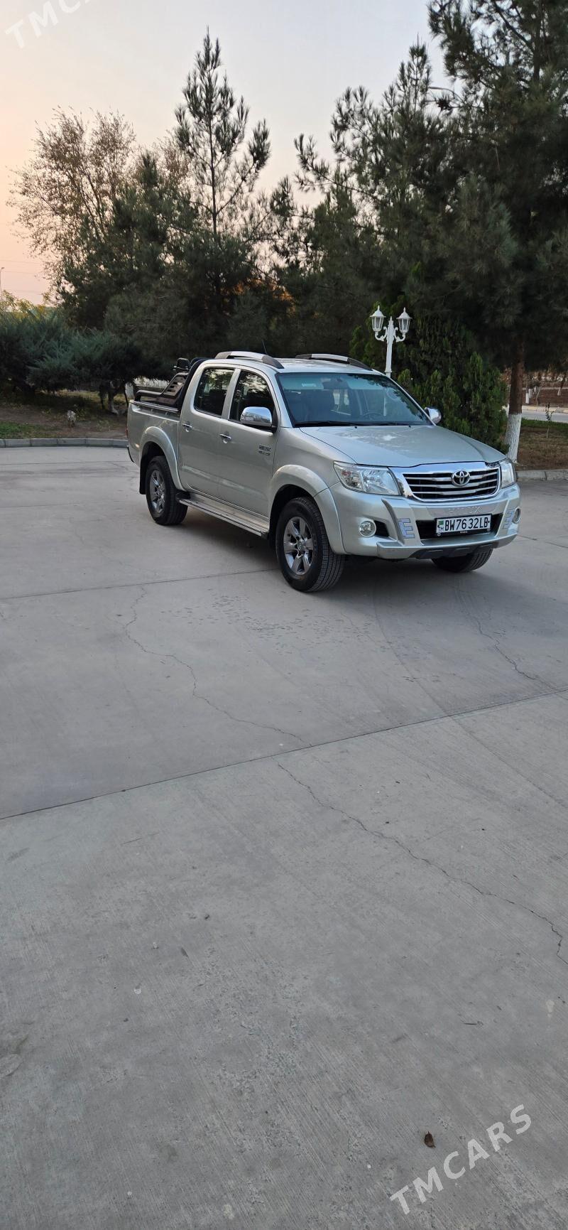Toyota Hilux 2013 - 390 000 TMT - Фарап - img 1