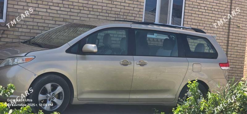 Toyota Sienna 2011 - 340 000 TMT - Чарджоу - img 4