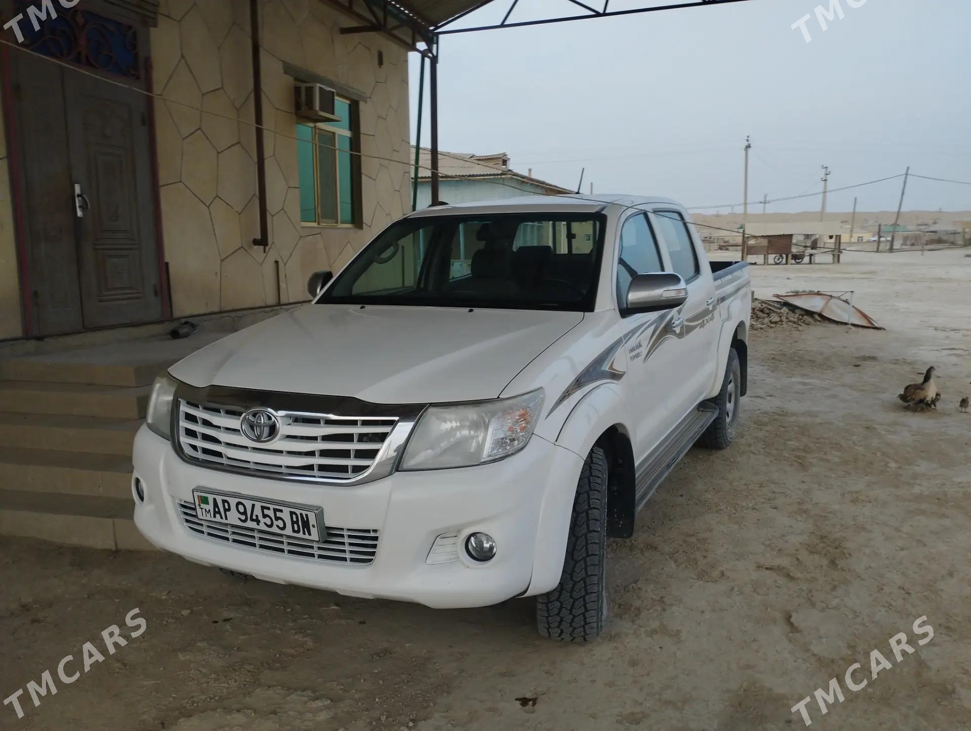 Toyota Hilux 2015 - 410 000 TMT - Etrek - img 1