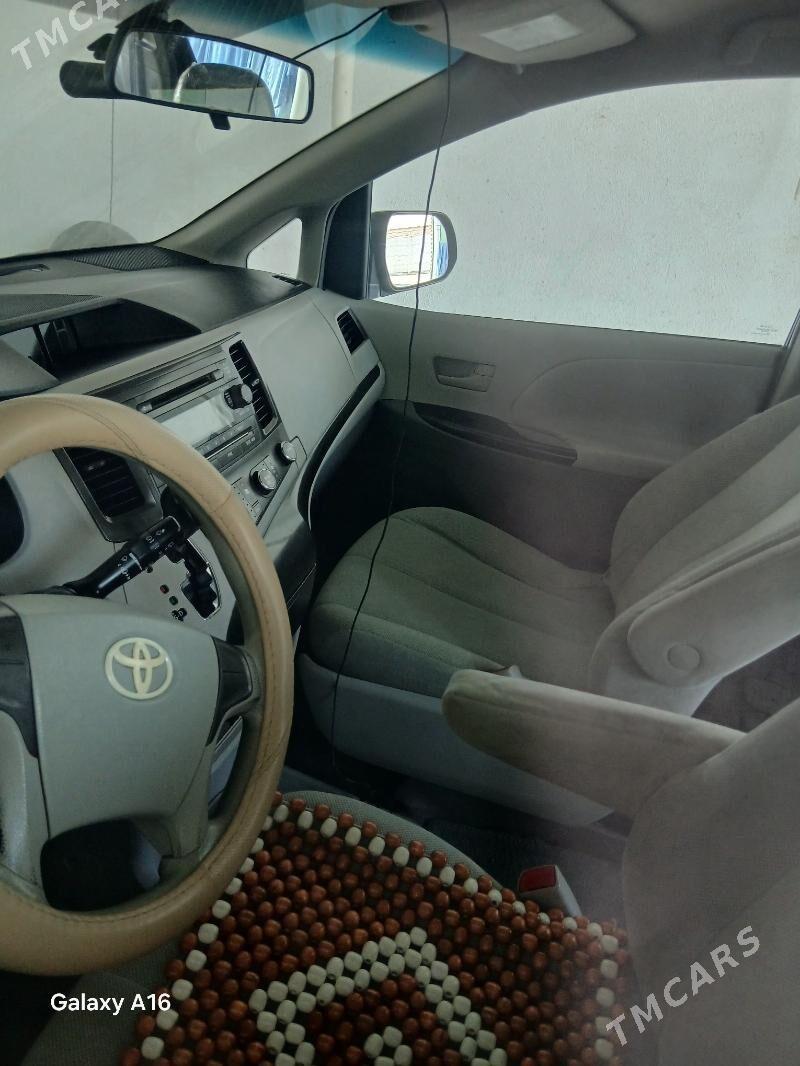 Toyota Sienna 2010 - 270 000 TMT - Мары - img 3