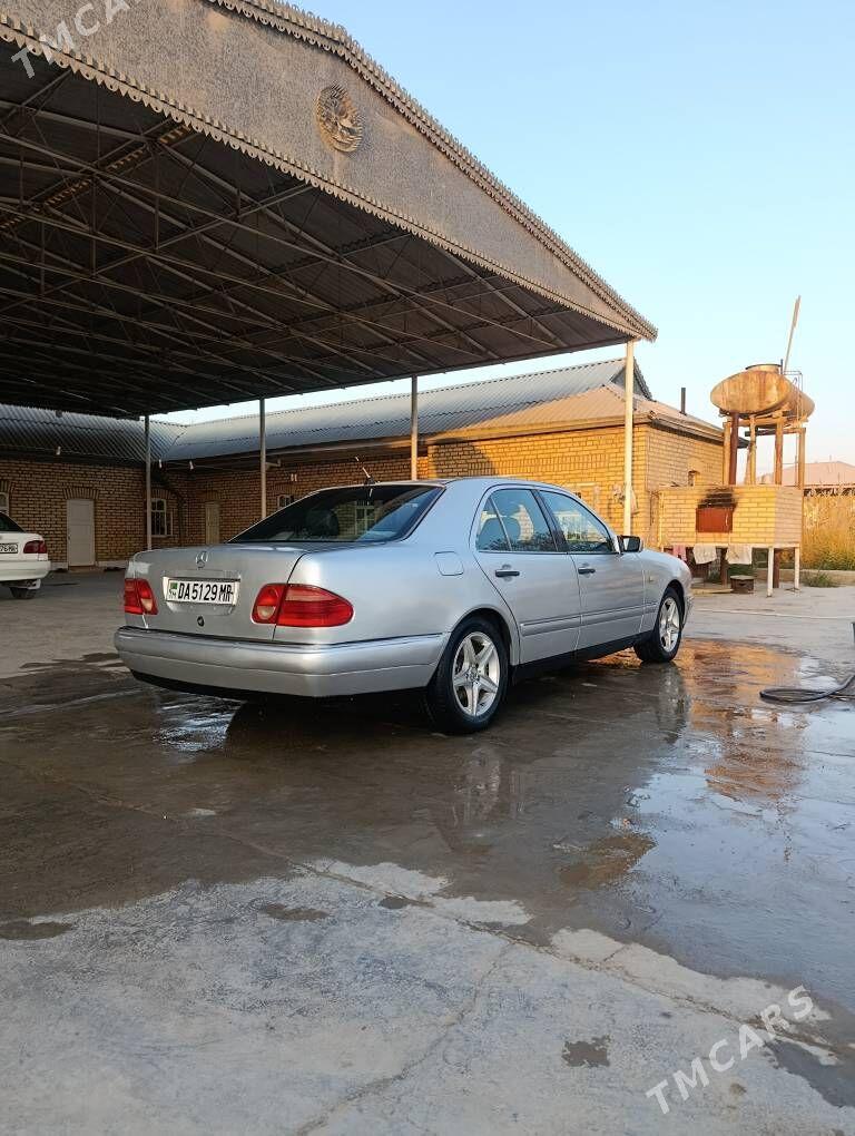 Mercedes-Benz E320 1996 - 58 000 TMT - Мары - img 4