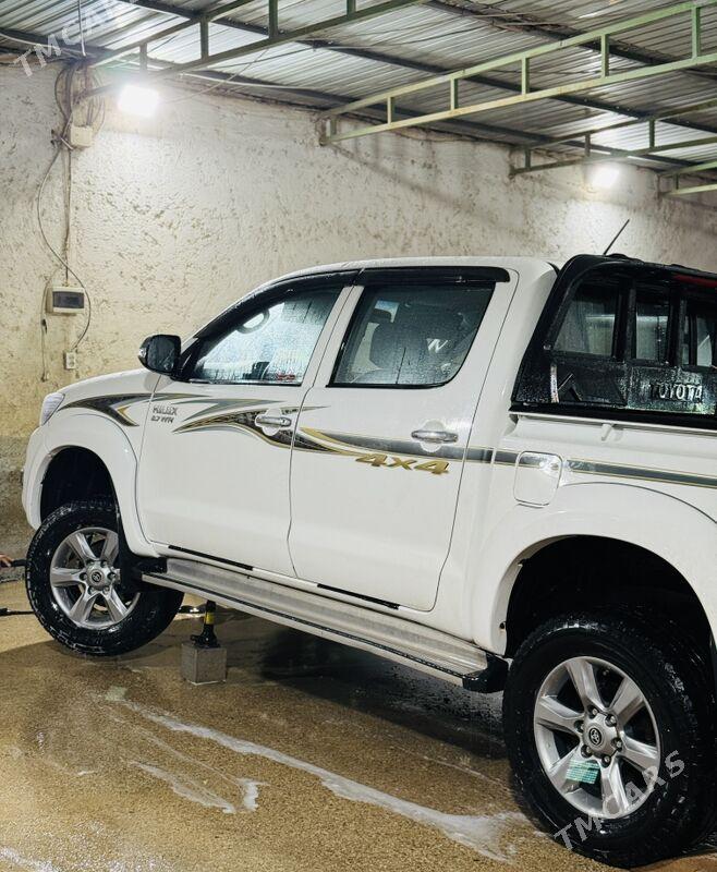 Toyota Hilux 2013 - 330 000 TMT - Хазар - img 2