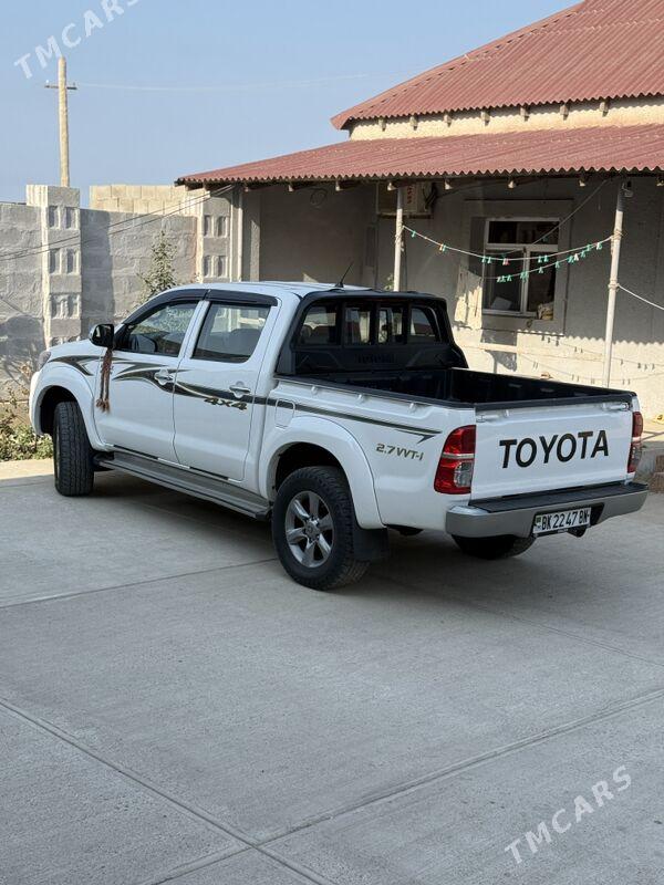 Toyota Hilux 2013 - 330 000 TMT - Хазар - img 4