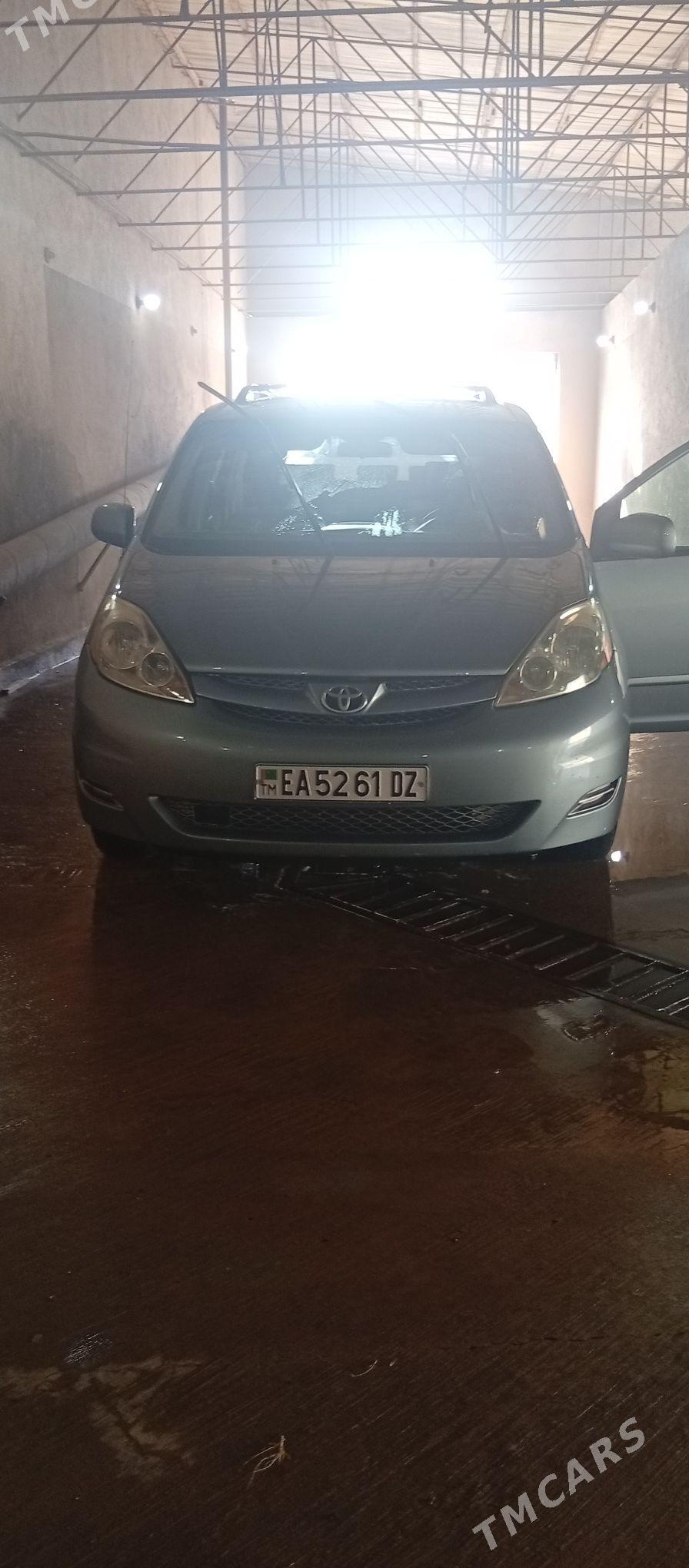 Toyota Sienna 2006 - 230 000 TMT - Кёнеургенч - img 3