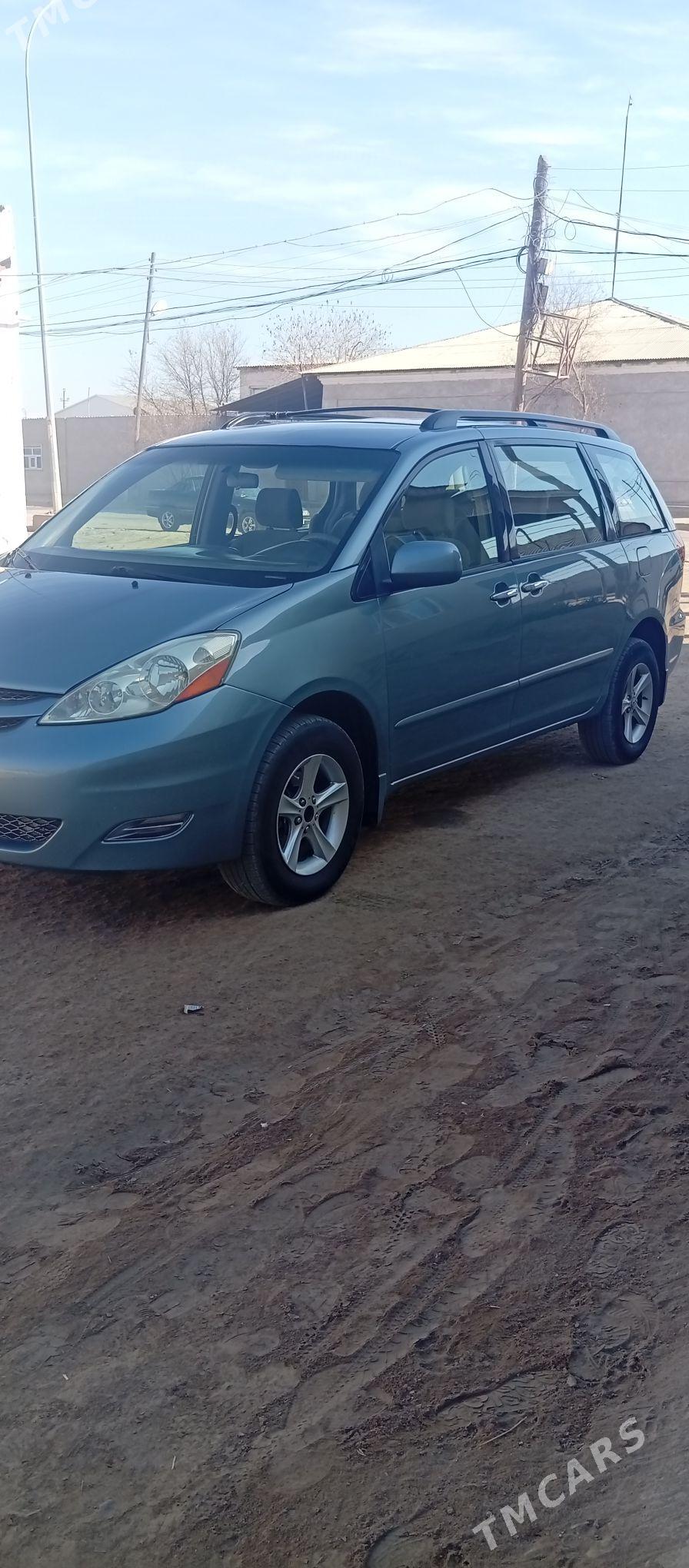 Toyota Sienna 2006 - 230 000 TMT - Кёнеургенч - img 2