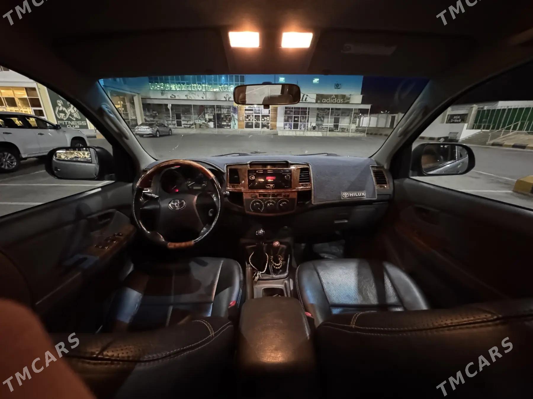 Toyota Hilux 2015 - 380 000 TMT - Türkmenbaşy - img 4