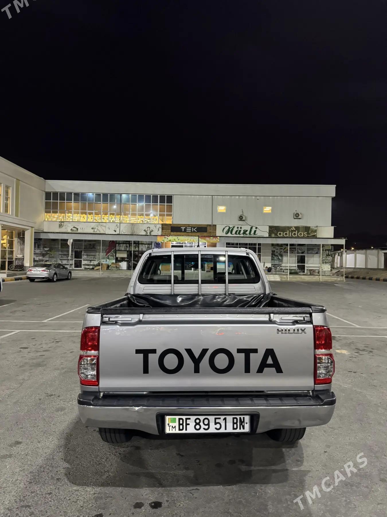 Toyota Hilux 2015 - 380 000 TMT - Türkmenbaşy - img 2