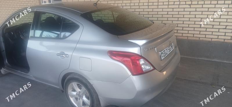Nissan Versa 2013 - 110 000 TMT - Мары - img 1
