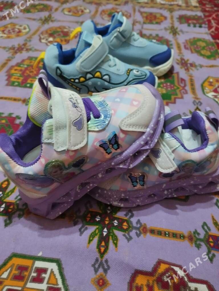 Кроссовки - Туркменбаши - img 1