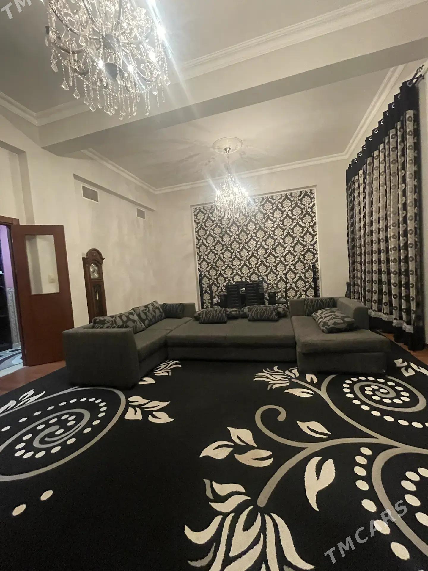 Maskowski Berkararyň gapdaly - ТРЦ "Беркарар" - img 1