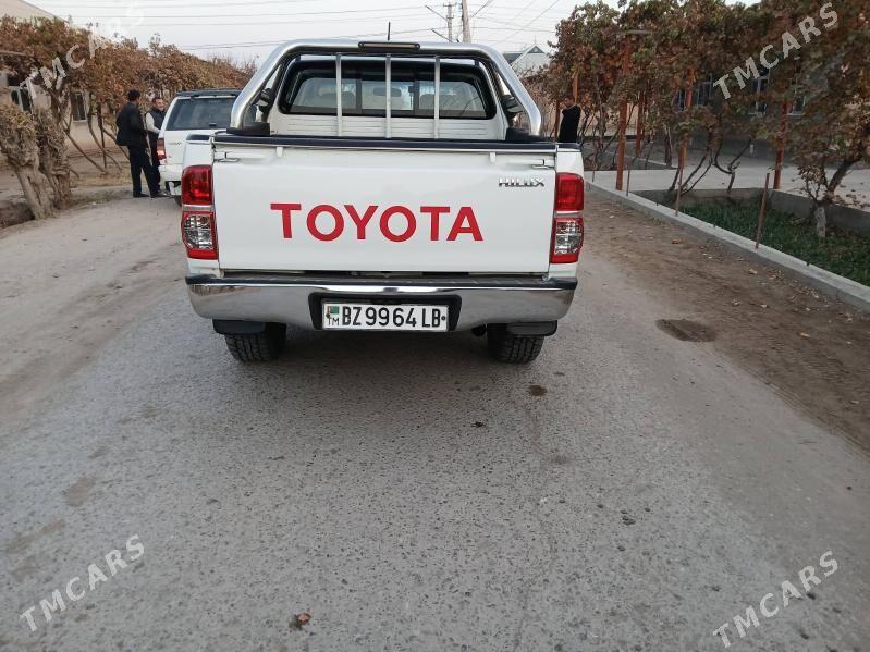 Toyota Hilux 2013 - 400 000 TMT - Saýat - img 4
