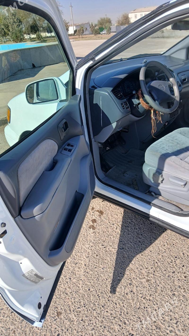 Toyota Sienna 2002 - 133 133 TMT - Теджен - img 3