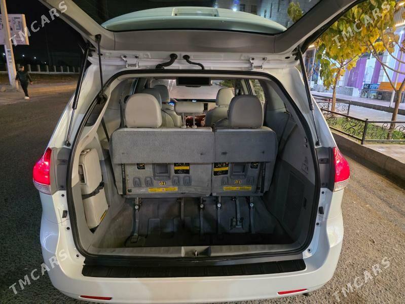 Toyota Sienna 2010 - 300 000 TMT - Мары - img 7