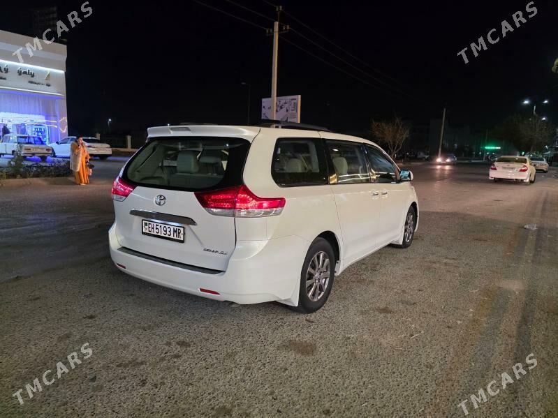 Toyota Sienna 2010 - 300 000 TMT - Мары - img 2