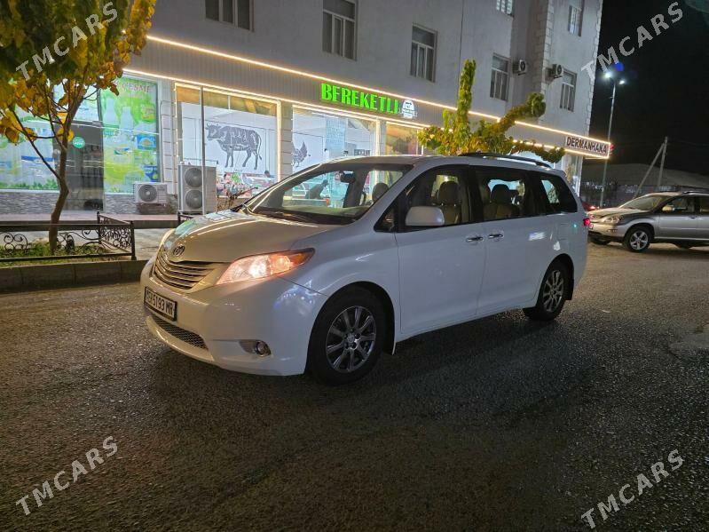 Toyota Sienna 2010 - 300 000 TMT - Мары - img 4