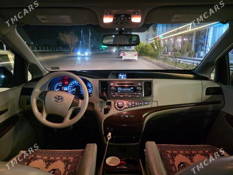 Toyota Sienna 2010 - 300 000 TMT - Мары - img 5