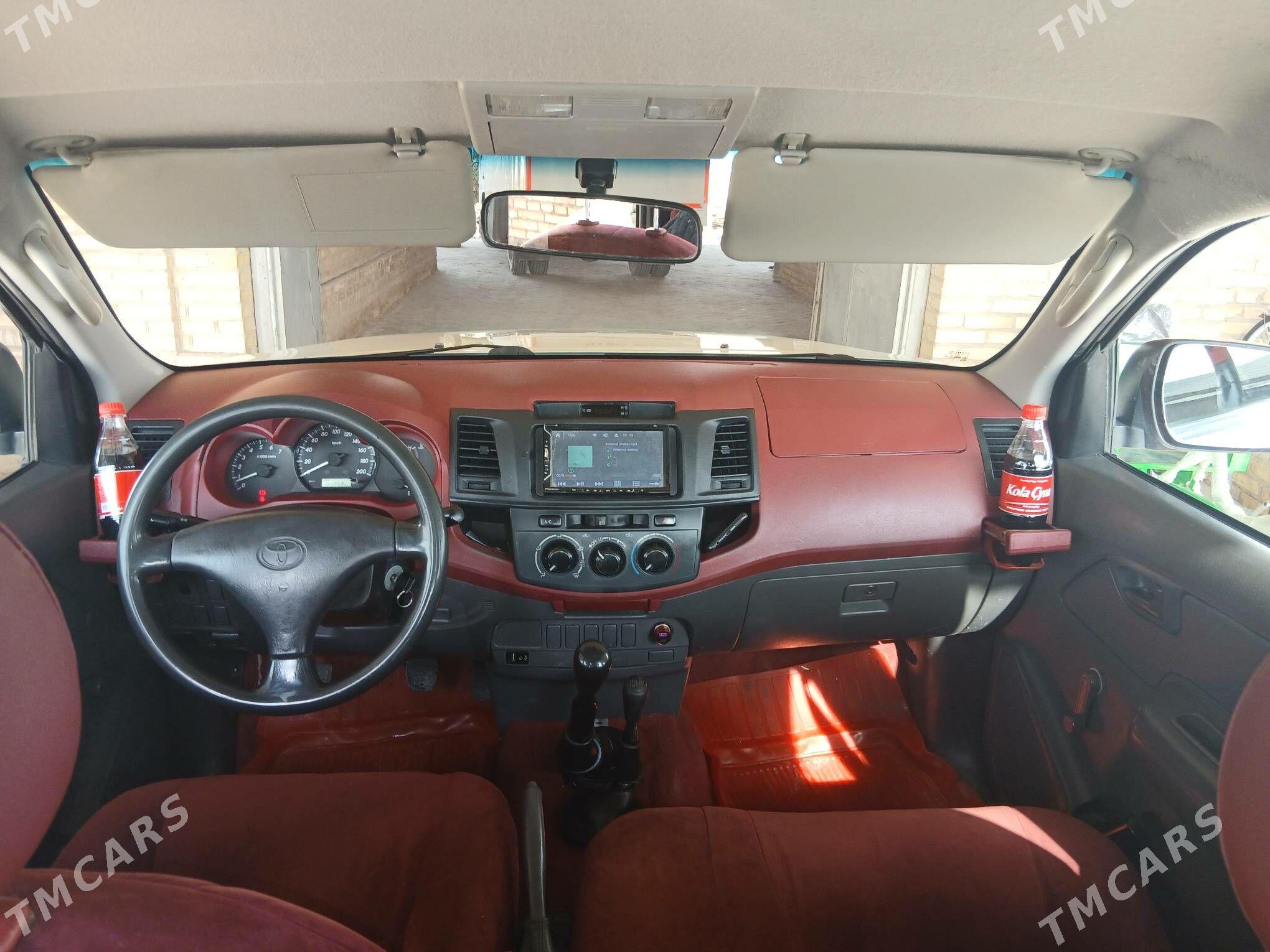 Toyota Hilux 2012 - 330 000 TMT - Халач - img 8