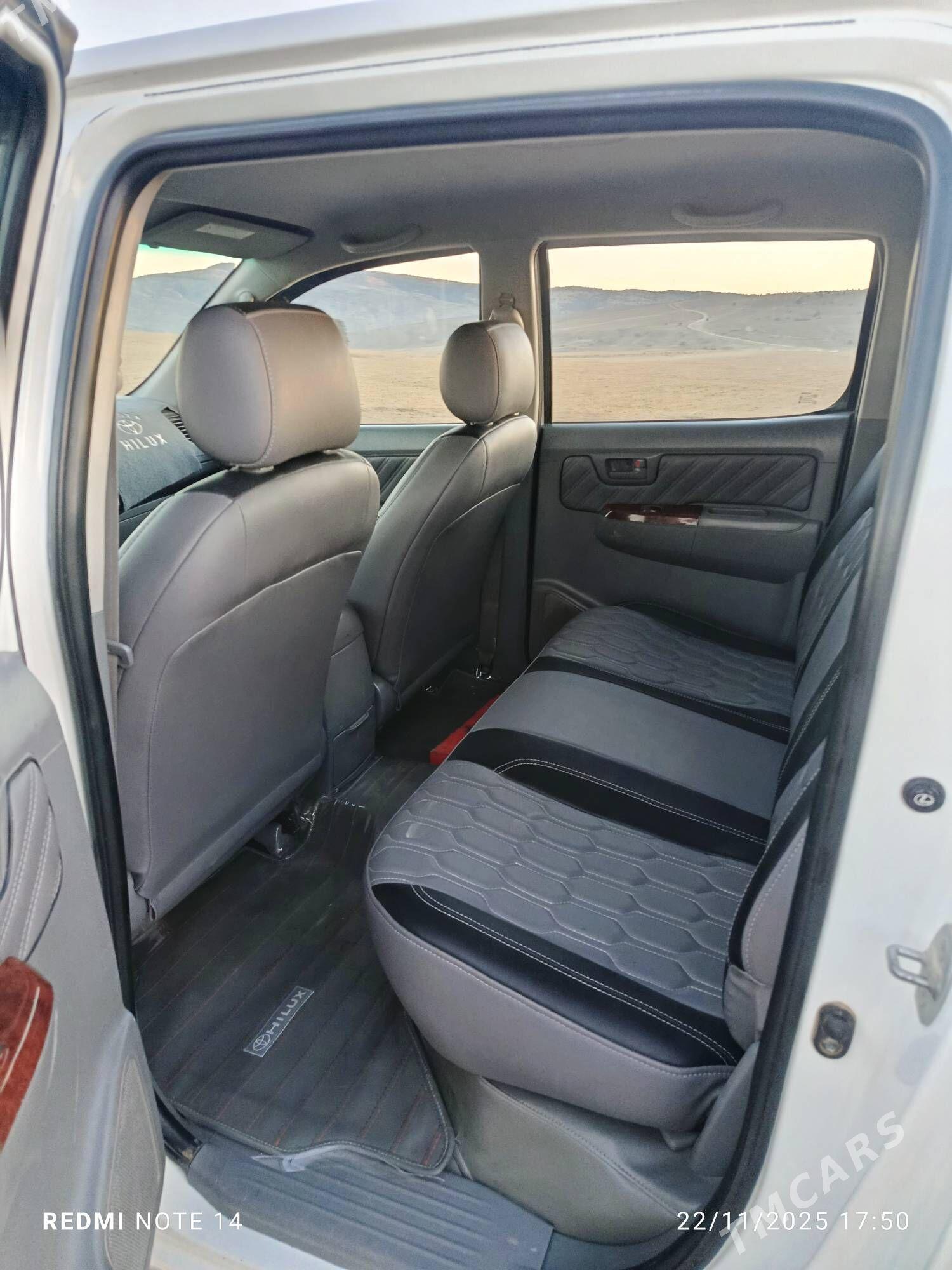 Toyota Hilux 2011 - 285 000 TMT - Бахарден - img 7