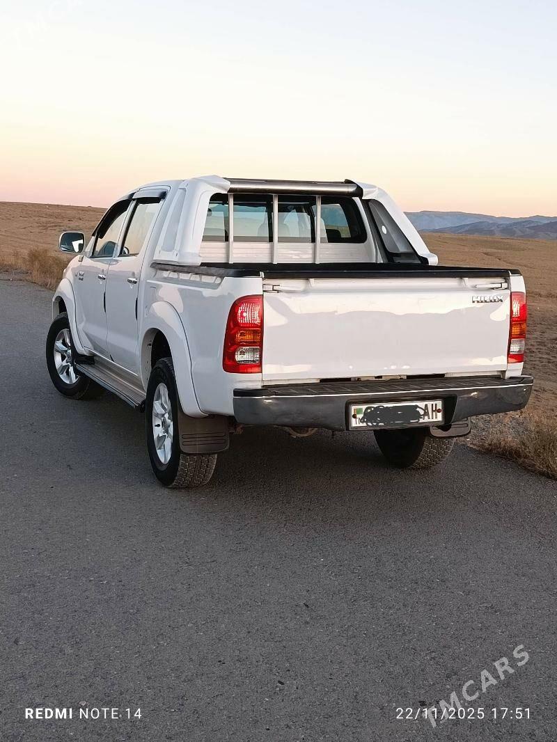 Toyota Hilux 2011 - 285 000 TMT - Бахарден - img 4