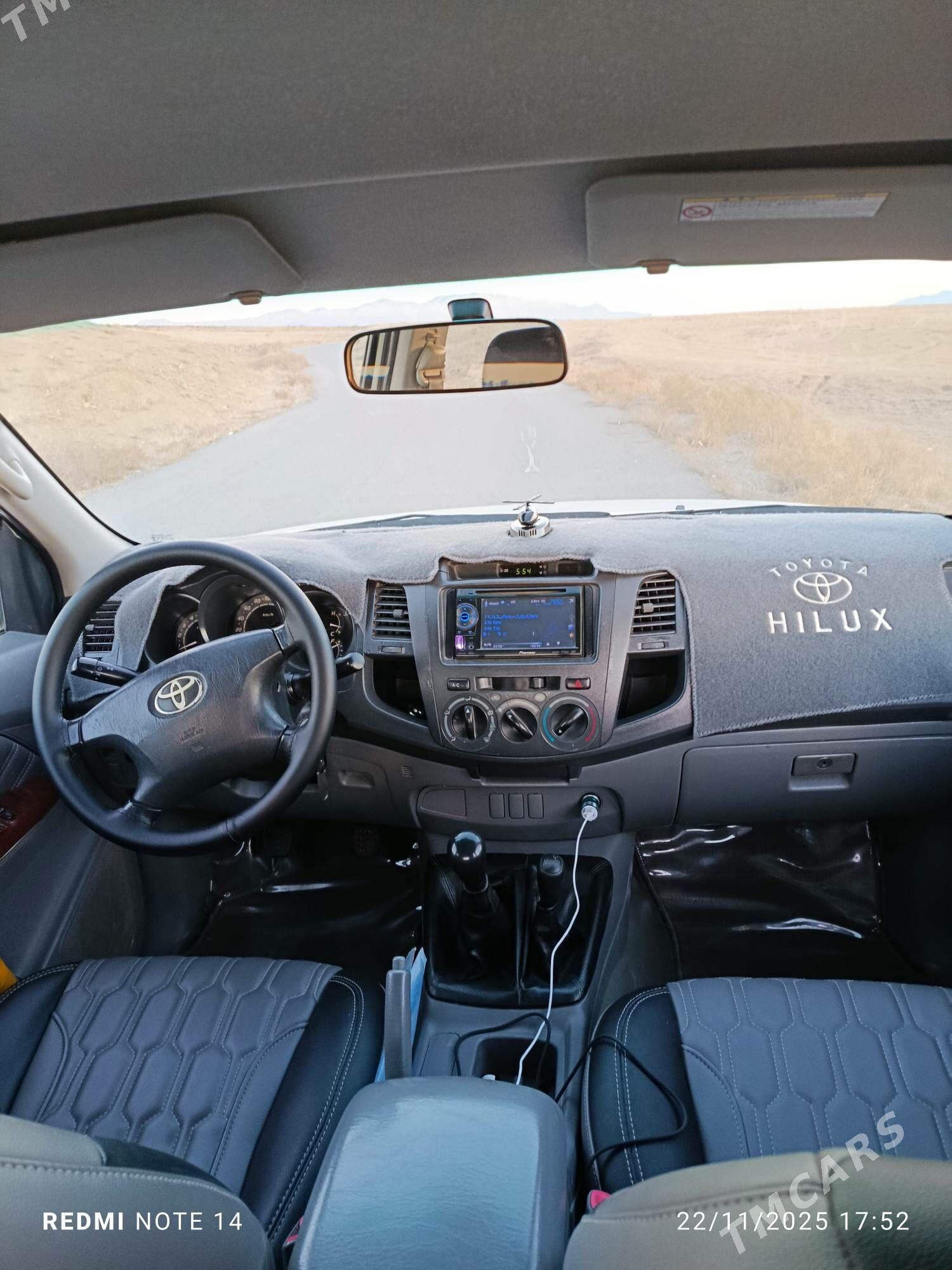 Toyota Hilux 2011 - 285 000 TMT - Бахарден - img 3