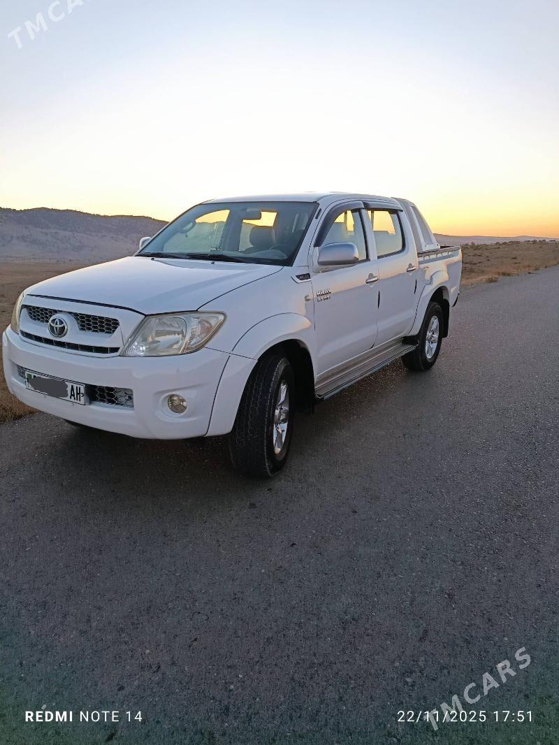 Toyota Hilux 2011 - 285 000 TMT - Бахарден - img 6