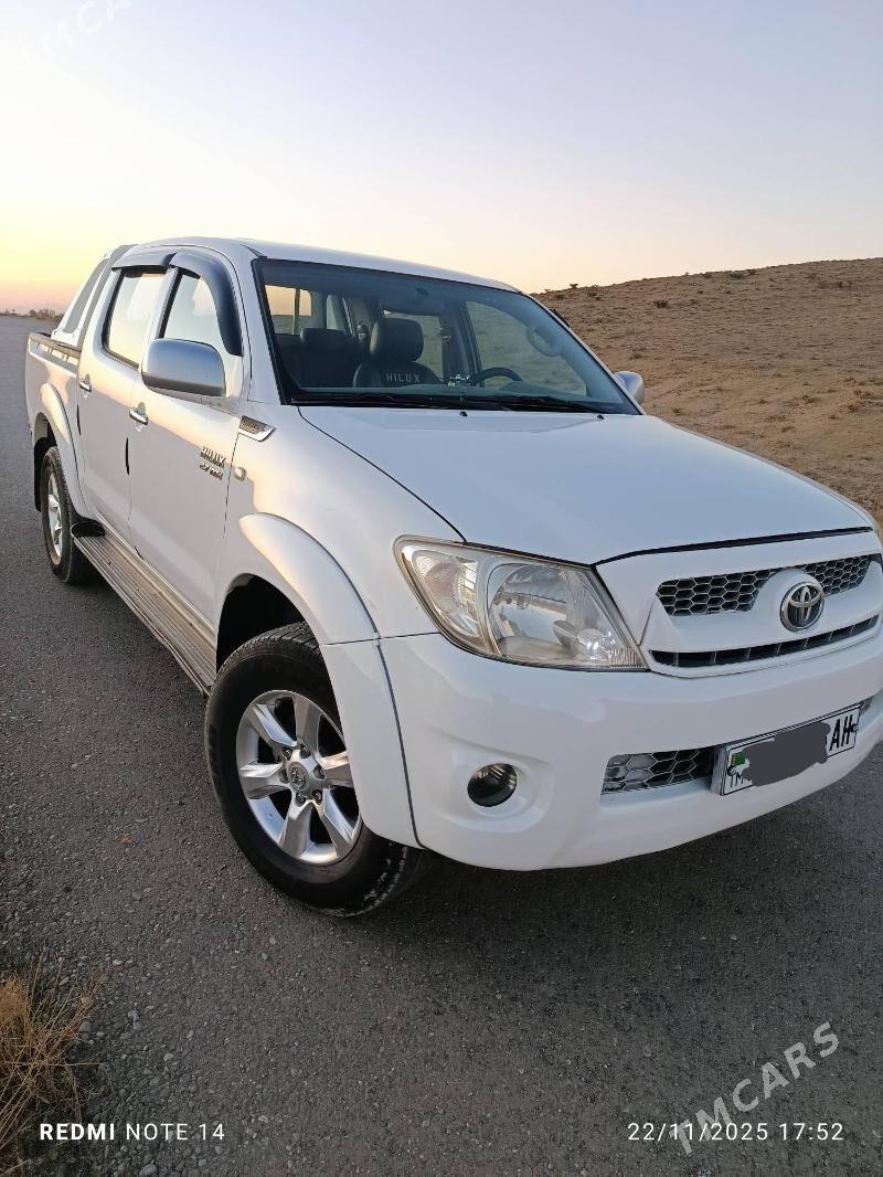 Toyota Hilux 2011 - 285 000 TMT - Бахарден - img 5