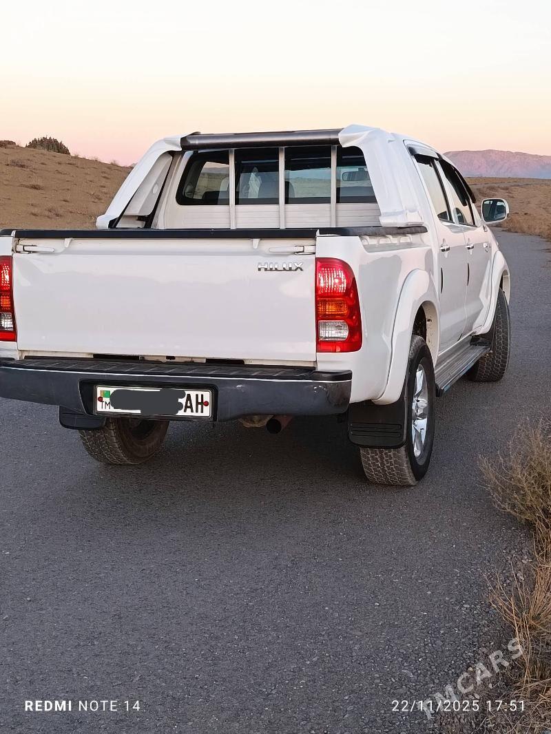 Toyota Hilux 2011 - 285 000 TMT - Бахарден - img 2