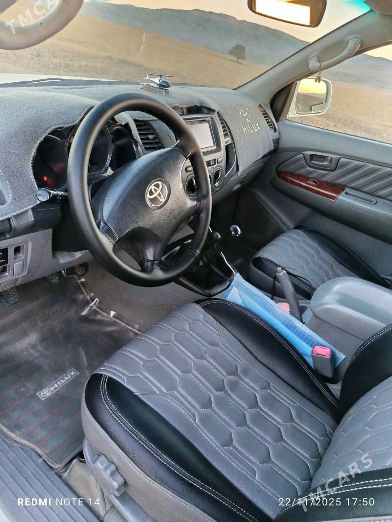 Toyota Hilux 2011 - 285 000 TMT - Бахарден - img 8