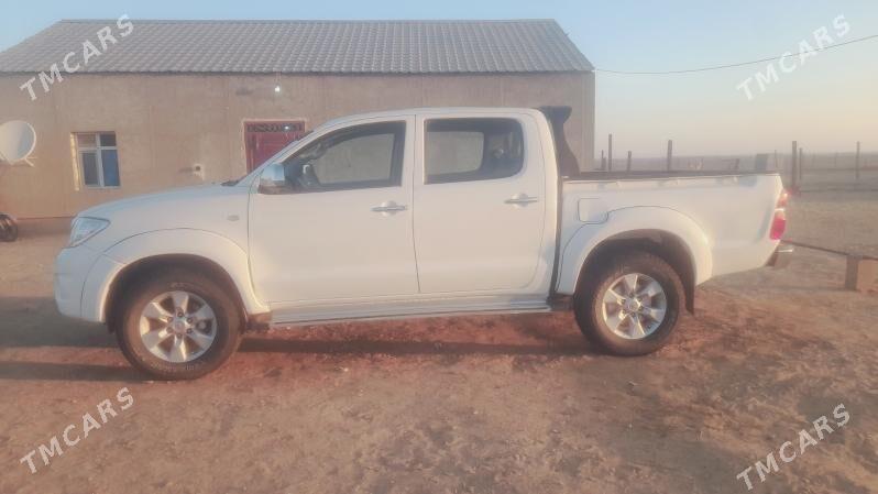 Toyota Hilux 2009 - 320 000 TMT - Балканабат - img 8