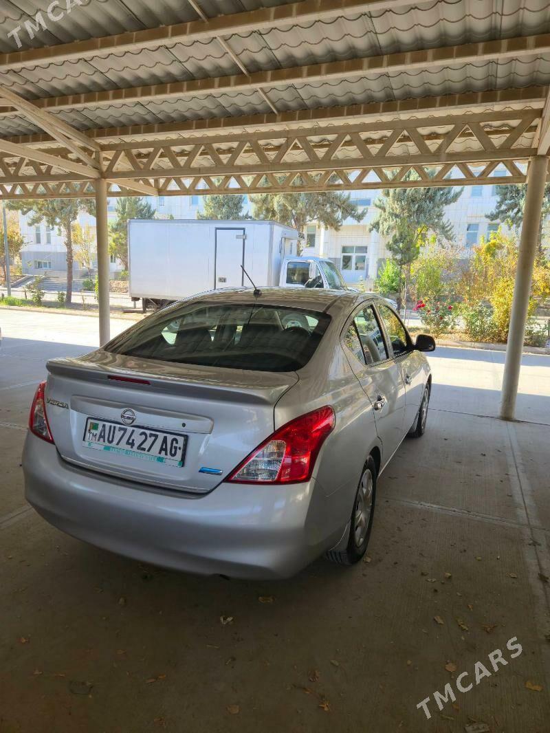 Nissan Versa 2014 - 125 000 TMT - Кëши - img 3