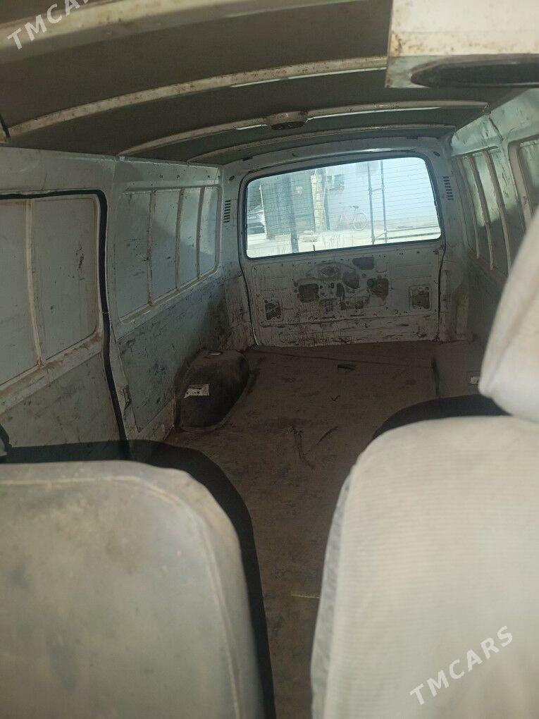 Toyota Hiace 2003 - 45 000 TMT - Мары - img 5