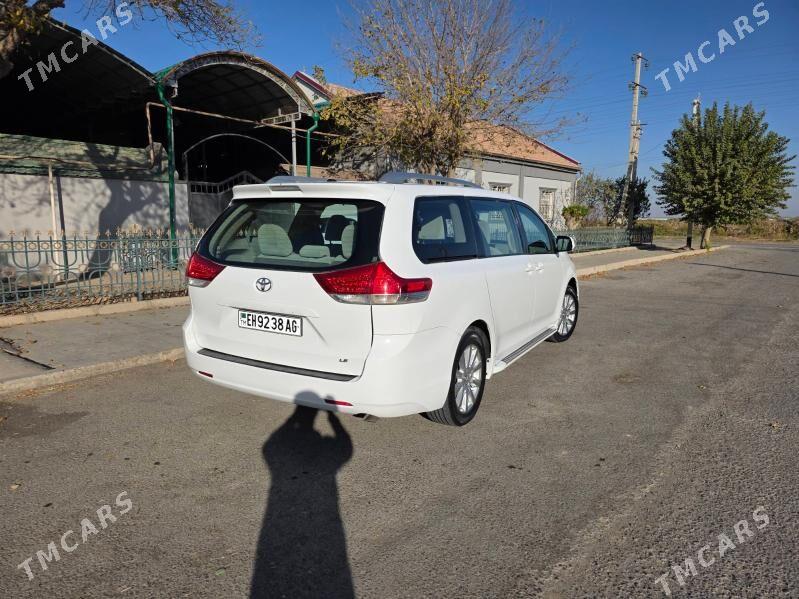Toyota Sienna 2011 - 325 000 TMT - Бедев - img 4