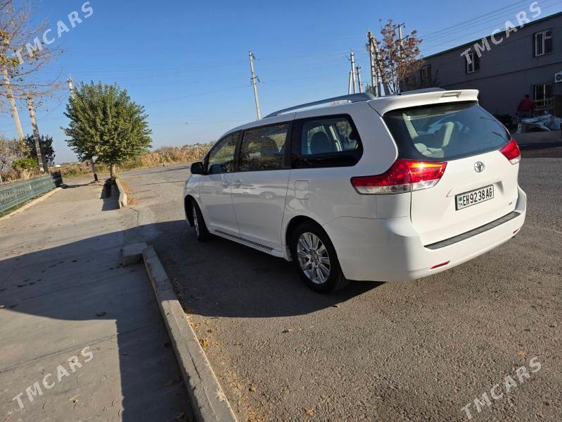 Toyota Sienna 2011 - 325 000 TMT - Бедев - img 3