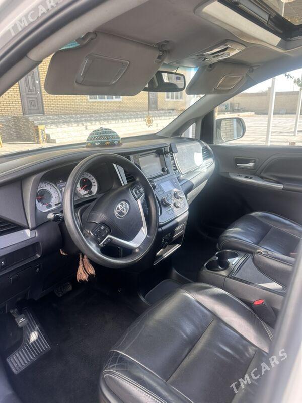 Toyota Sienna 2017 - 400 000 TMT - Мары - img 7