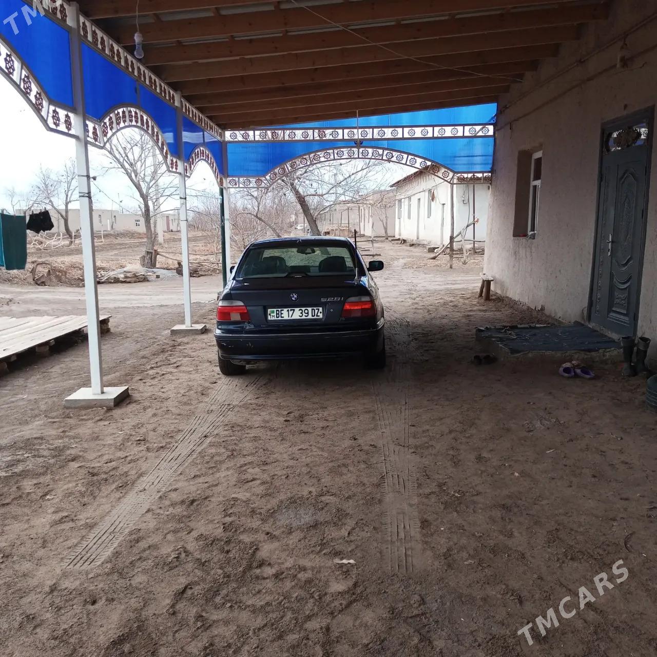 BMW 528 1998 - 75 000 TMT - Акдепе - img 8