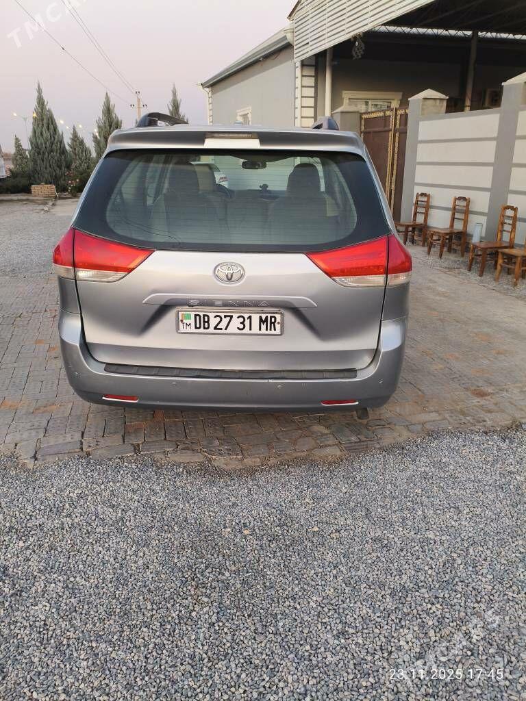 Toyota Sienna 2011 - 270 000 TMT - Мары - img 3