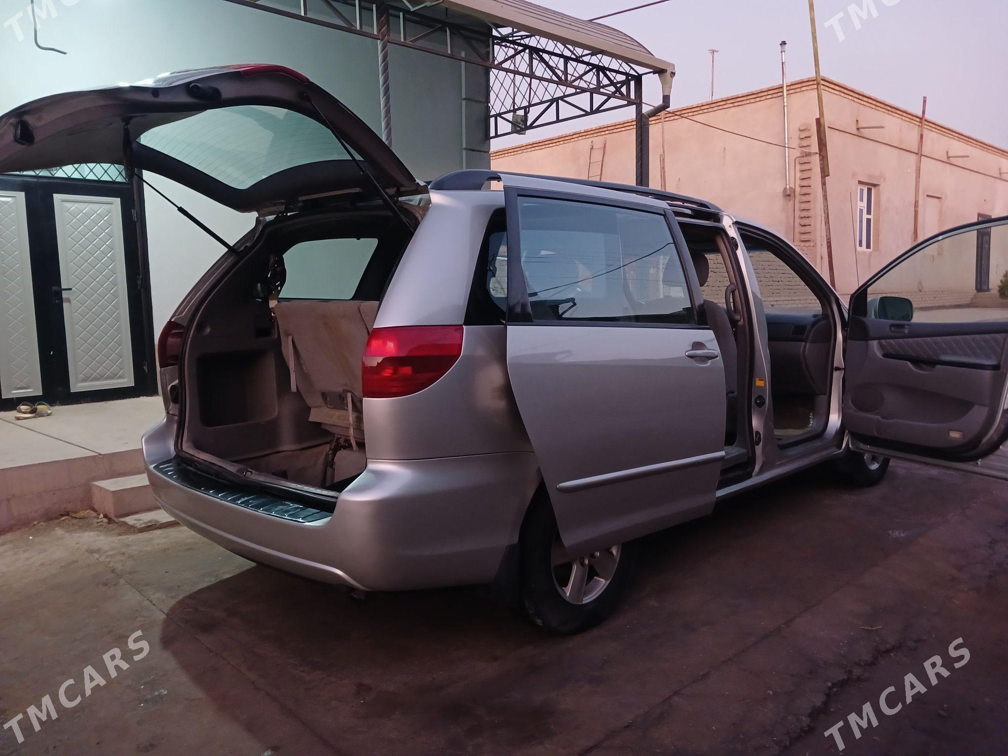Toyota Sienna 2004 - 220 000 TMT - Дашогуз - img 7