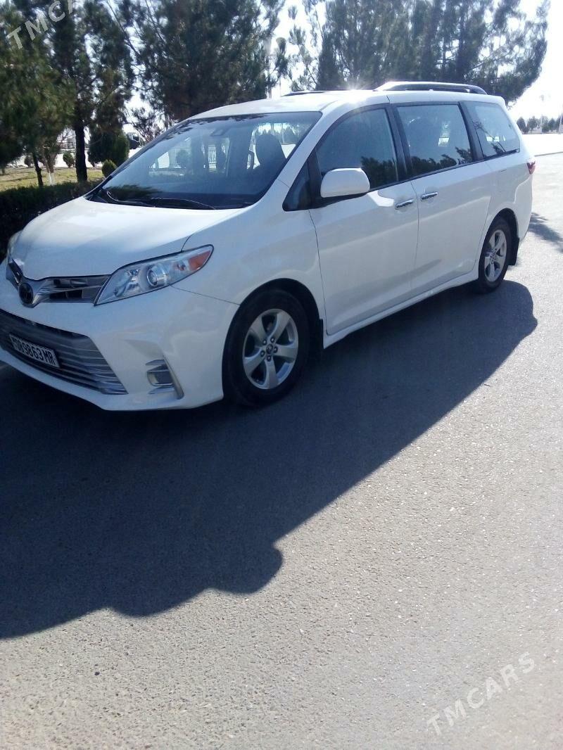 Toyota Sienna 2018 - 400 000 TMT - Векильбазар - img 1