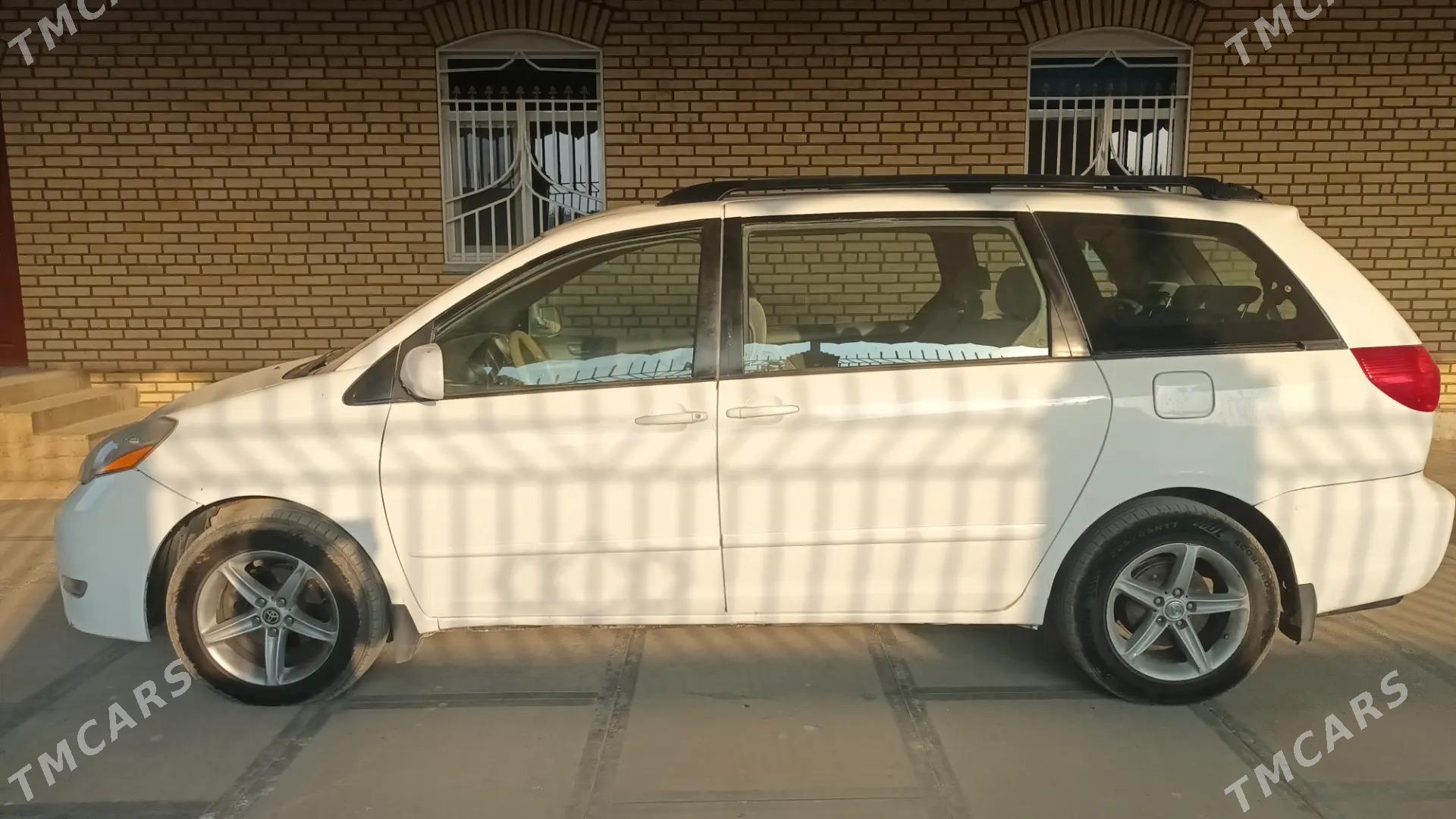 Toyota Sienna 2005 - 175 000 TMT - Векильбазар - img 2