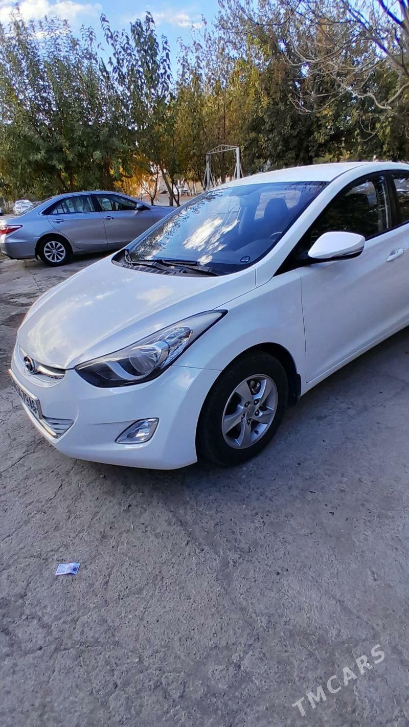 Hyundai Elantra 2012 - 170 000 TMT - 4 мкр - img 1