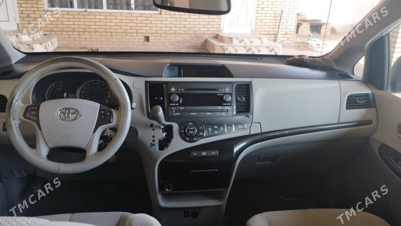 Toyota Sienna 2013 - 310 000 TMT - Халач - img 3