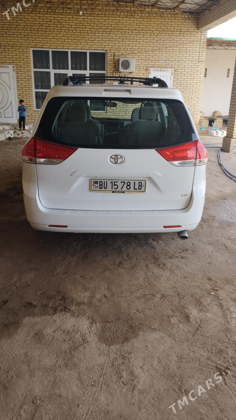 Toyota Sienna 2013 - 310 000 TMT - Халач - img 5