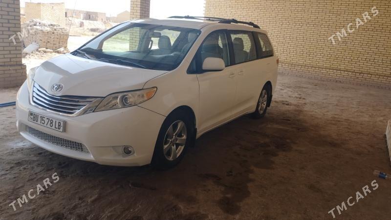 Toyota Sienna 2013 - 310 000 TMT - Халач - img 4