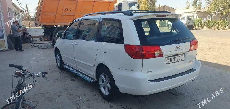 Toyota Sienna 2007 - 230 000 TMT - Гурбансолтан Едже - img 1