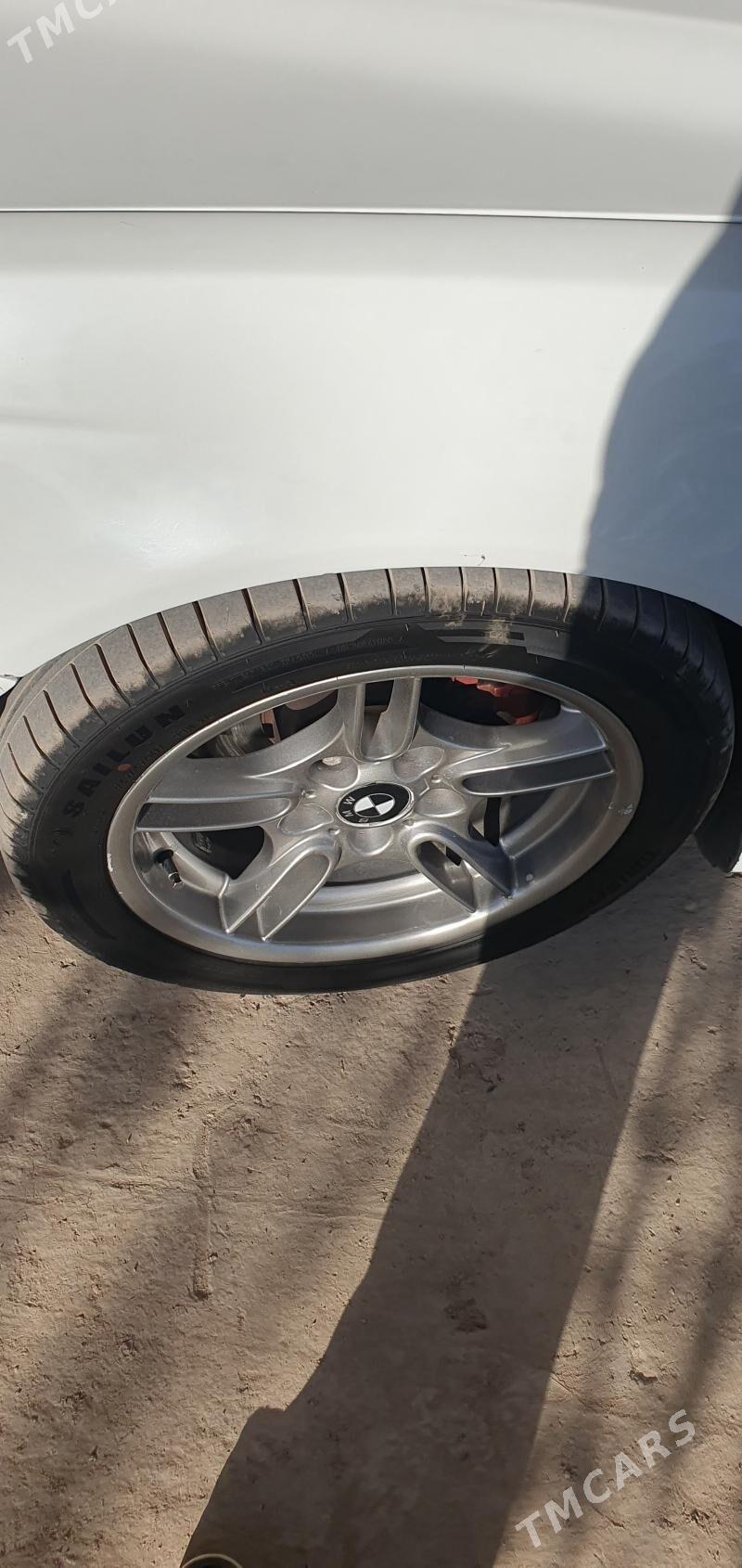 BMW E39 2000 - 130 000 TMT - Garadamak - img 2