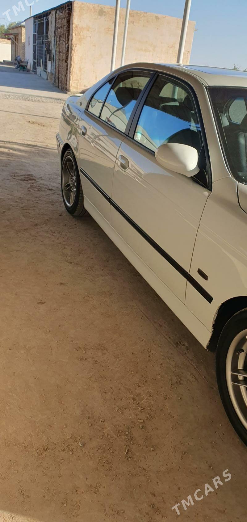 BMW E39 2000 - 130 000 TMT - Garadamak - img 7