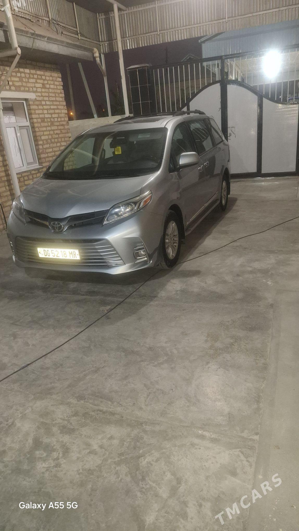 Toyota Sienna 2010 - 330 000 TMT - Мары - img 4